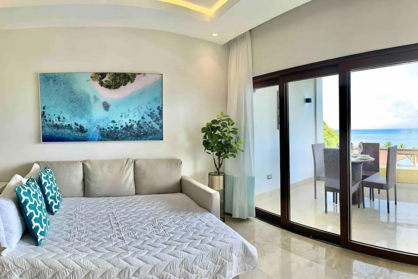 Stunning Bay View Condo, Pool Samana Apartment