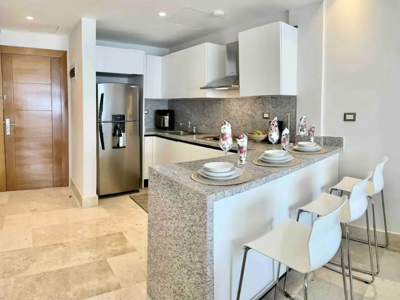 Stunning Bay View Condo, Pool Samana Apartment