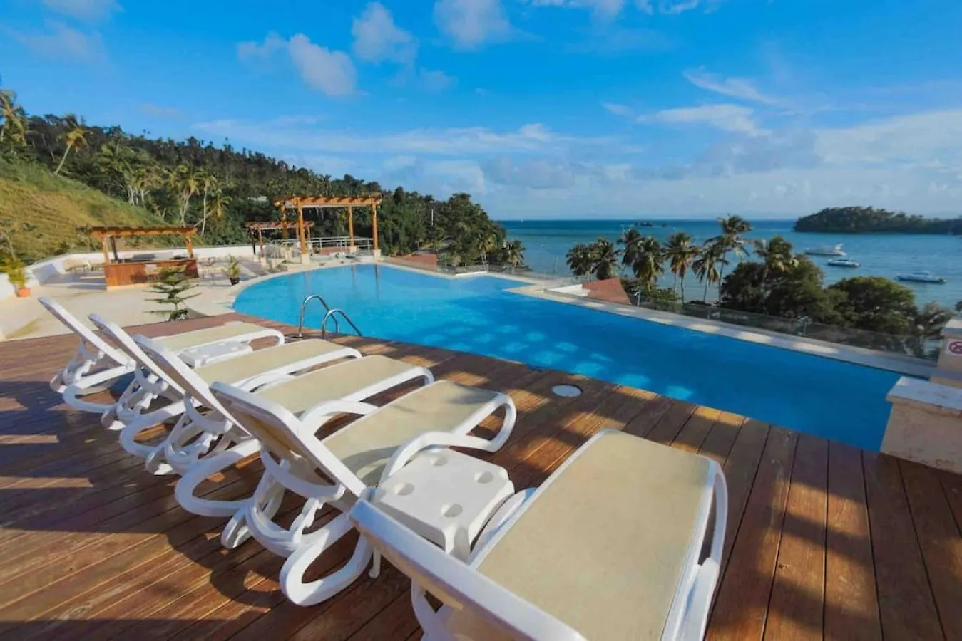 Stunning Bay View Condo, Pool Samana Apartment