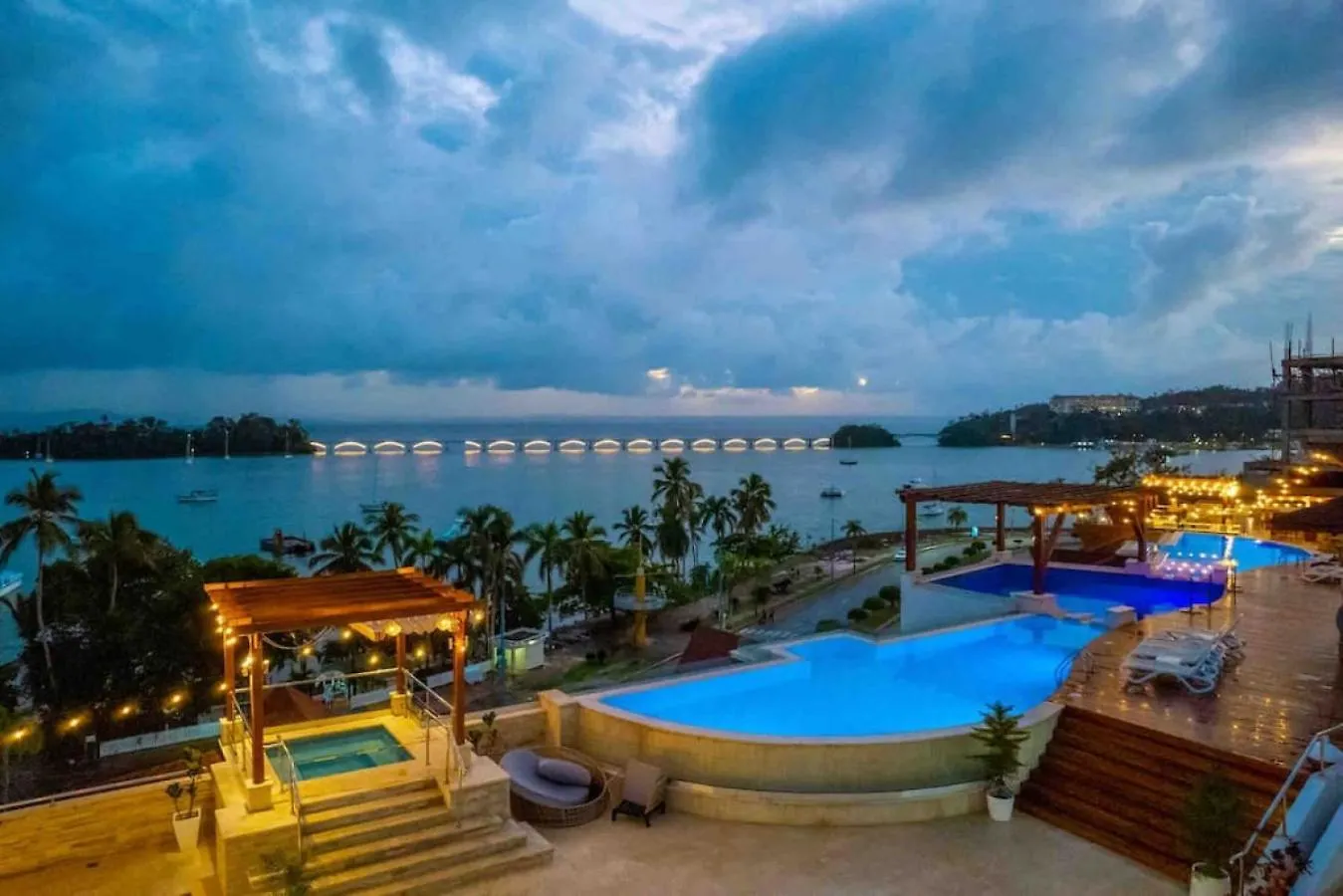 Stunning Bay View Condo, Pool Samana Apartment