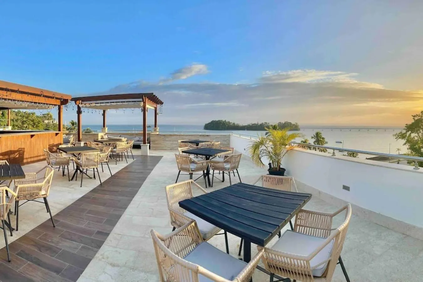 Stunning Bay View Condo, Pool Samana